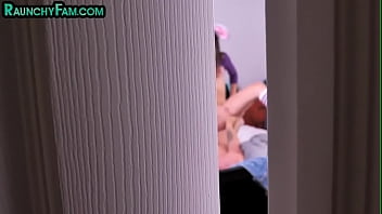O enteado de cosplay do tabu é fodido pelo enteado enquanto o voyeur assiste
