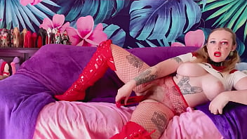 garota sexy em cosplay Harley Quinn fode buceta peluda com enorme vibrador vermelho