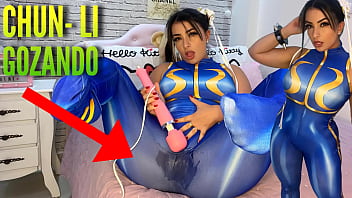 Garota cosplay sexy vestida como Chun Li do lutador de rua brincando com seu vibrador htachi gozando e encharcando sua calcinha e calça ahegao