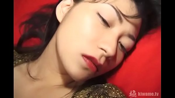 Mulher mais velha esbelta estilo Sasaki Ayaka que lembra cosplay fazendo sexo com uso de dildo e se masturbando.